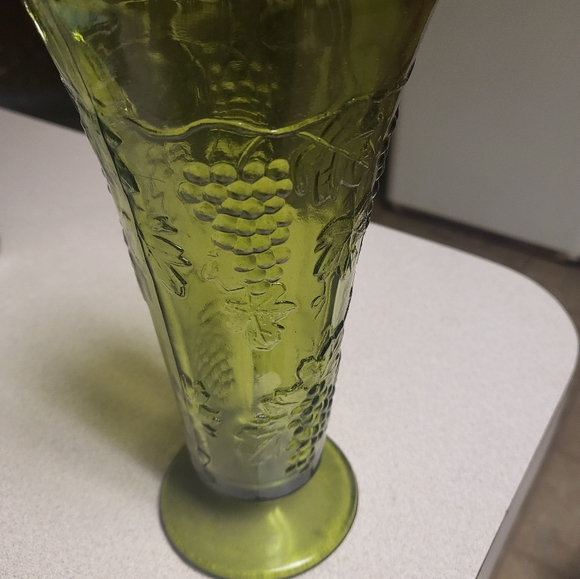 Avocado green  Anchor Hocking pedistool Vase - Picture 2 of 2